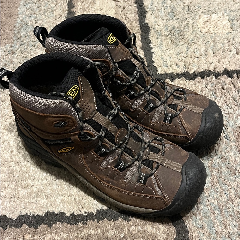 Mens Keen boots size 11.5